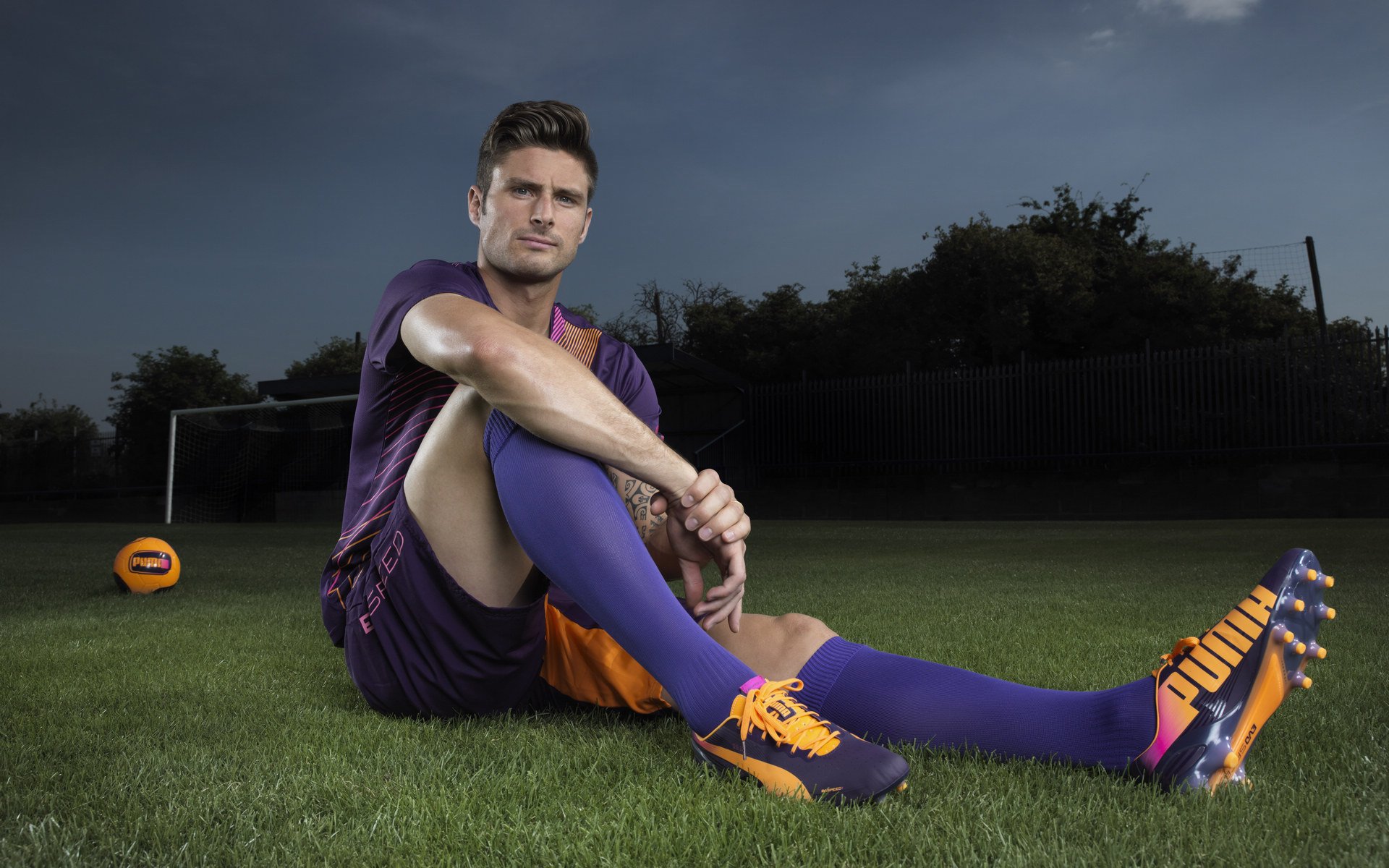 中锋与边锋频频协作，快速进攻效果明显，中锋实战技巧